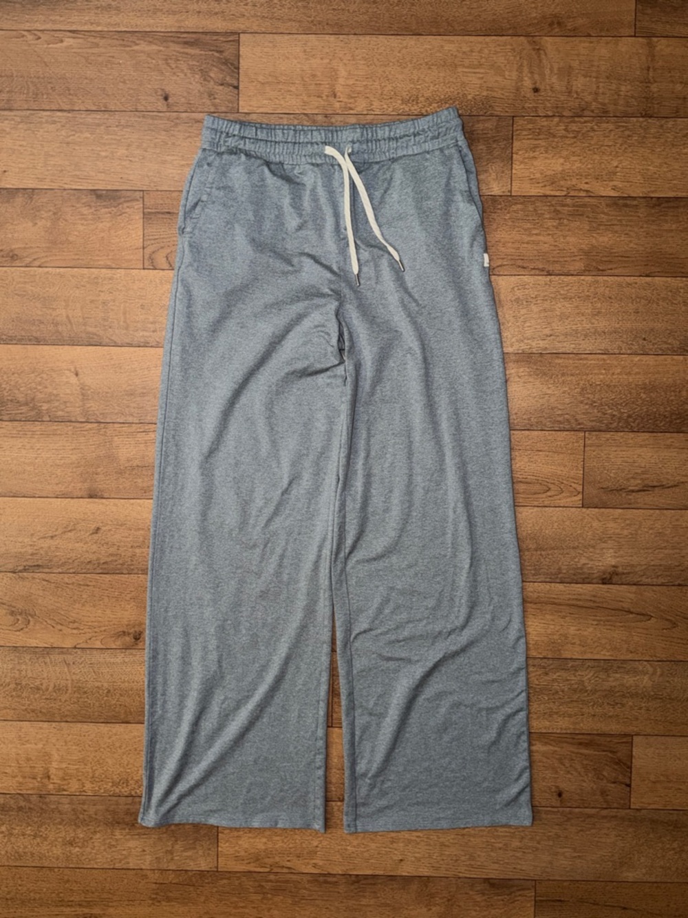Vuori Size Medium Halo Essential Wideleg Pant Comfort Casual DreamKnit Fitness